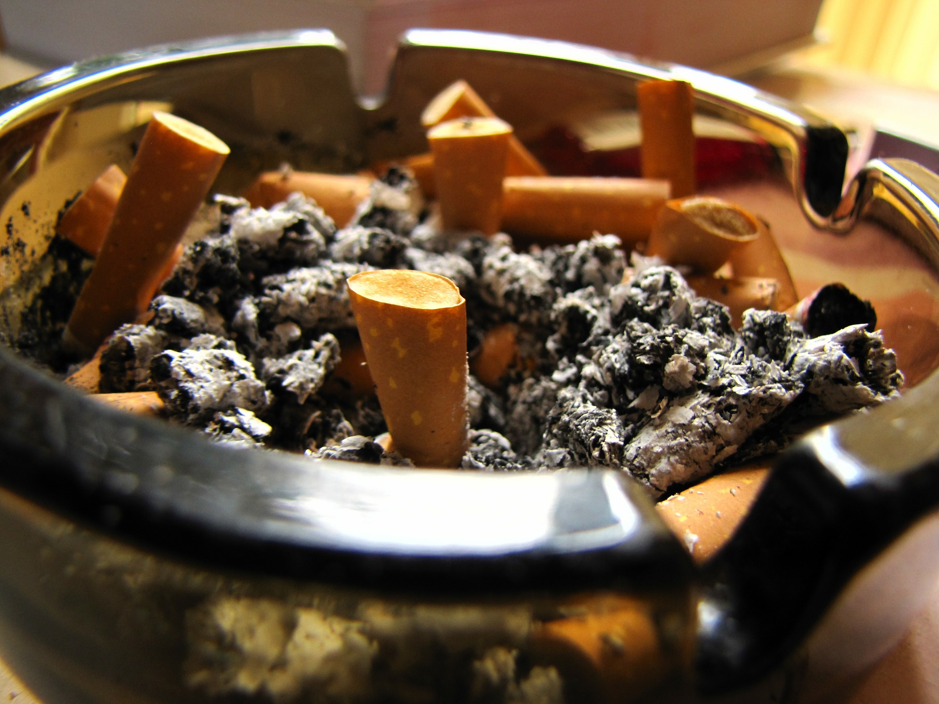 Askebæger med cigaretstumper
