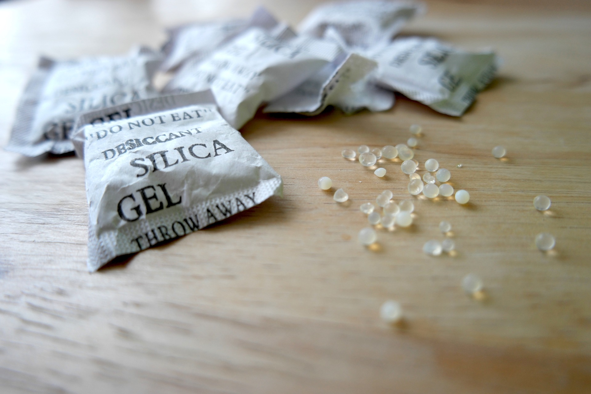 Pakke silica-gel, der er revet op af en kat